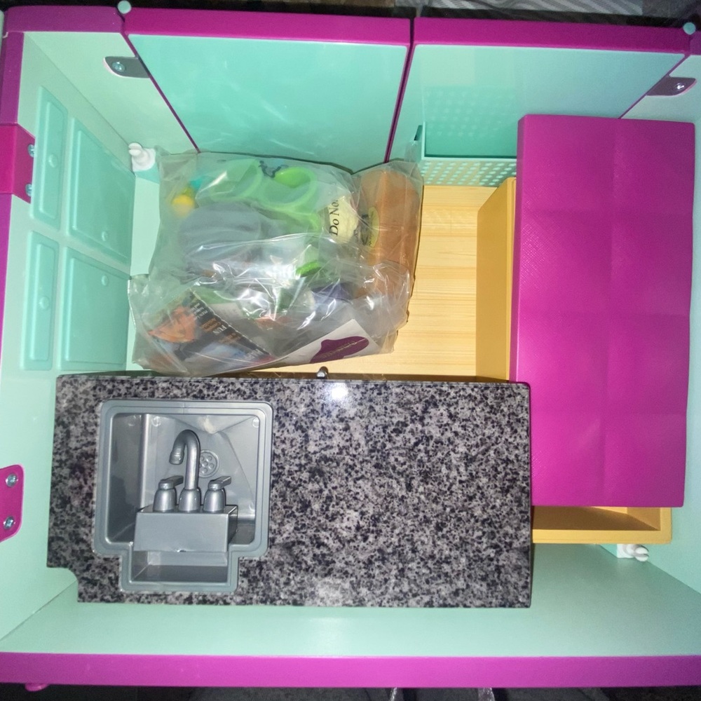 ***PRICE IS FIRM*** RETIRED American Girl Adventure Pop-Up Camper - Picture 6 of 6